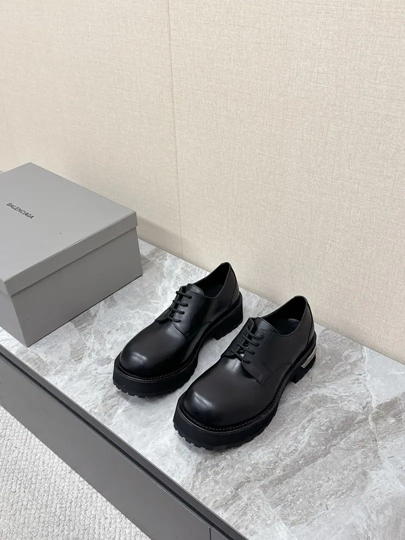 BalenciagaParisian.25FWXin.VenomCouples with high-bottle boots. - Middle boots. Shoes. Please accept the high-level version. The boots are designed to be a man of the heart. Use the strapped and belt elements as a bright spot Not only can you put your boots firmly on your feet. It's easier to relax. On the details. Brand-marked old hardware is running through. The trick is to create a rejuvenated wear and tear., And it's a good way to be a man with a strong, solid, rubber-coated shoe. It's a good way to dress., It's a more comprehensive fashion and understanding.VenomHigh boots are definitely the fashion singles that we can't miss this season., It'll add a different charm to the fashion suit of the fans., ♪ Lead a new wave of style ♪ Boots height mm The skins on the shoe face are used for the old process. The inside water dyes the skin of the cow. Base Height5CM Original open-form real skins combined with large bottoms Size: 35-40Men39-45