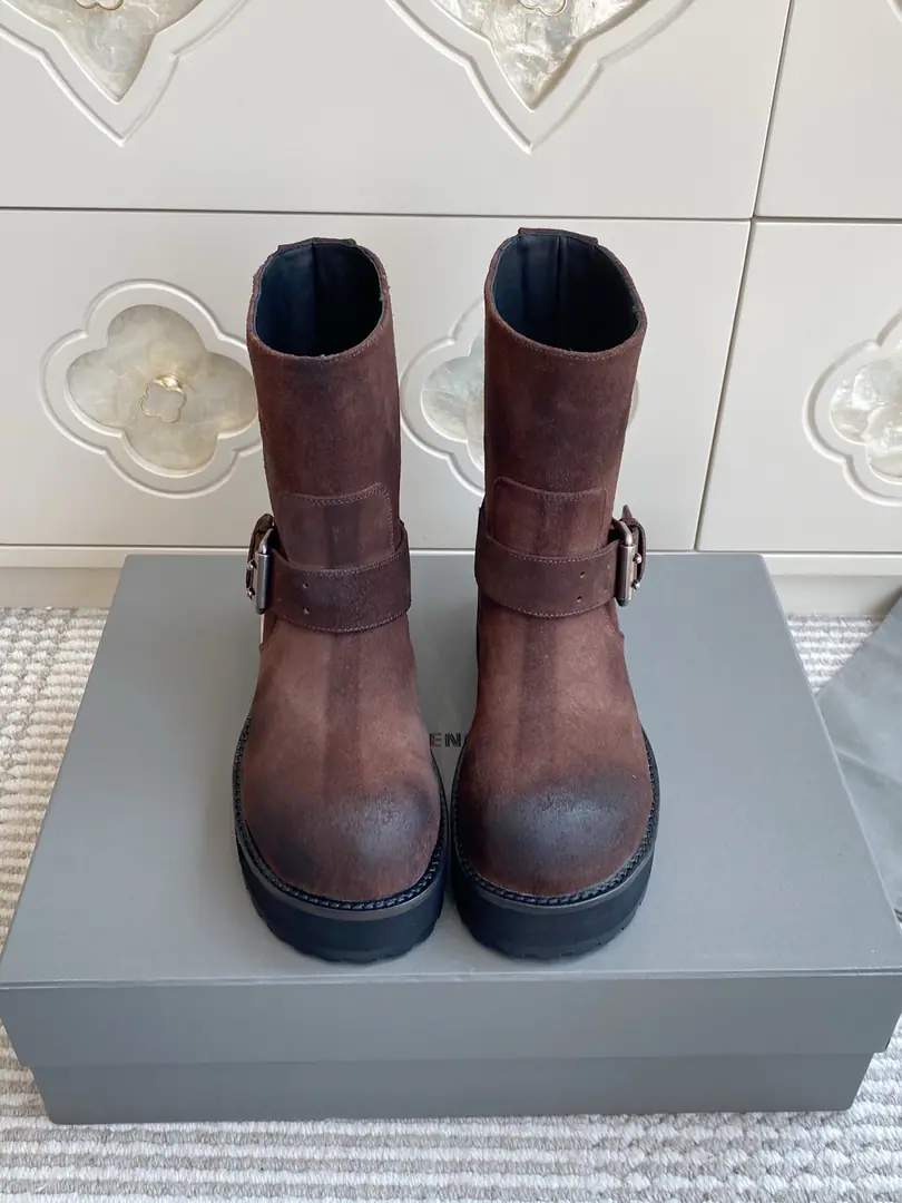 Batch 🐳BalenciagaI'll make old bike boots.｜The cooler is full of wind.🖤 The old days are too old for you.！Old cow skin./Old, leather-coloured. The twilight of the shoes., No foot pressure., ♪ And take the gloom off the streets ♪ Trailer stamping brand addresslogo, Metal-button-related straps are modifiable. The metal tags are full of details., The serrated teeth shrug up. Slip and grind the bottom., Autumn and winter commuters., It's all so nice to be out of town. size: 35-39（40.41Do it.）