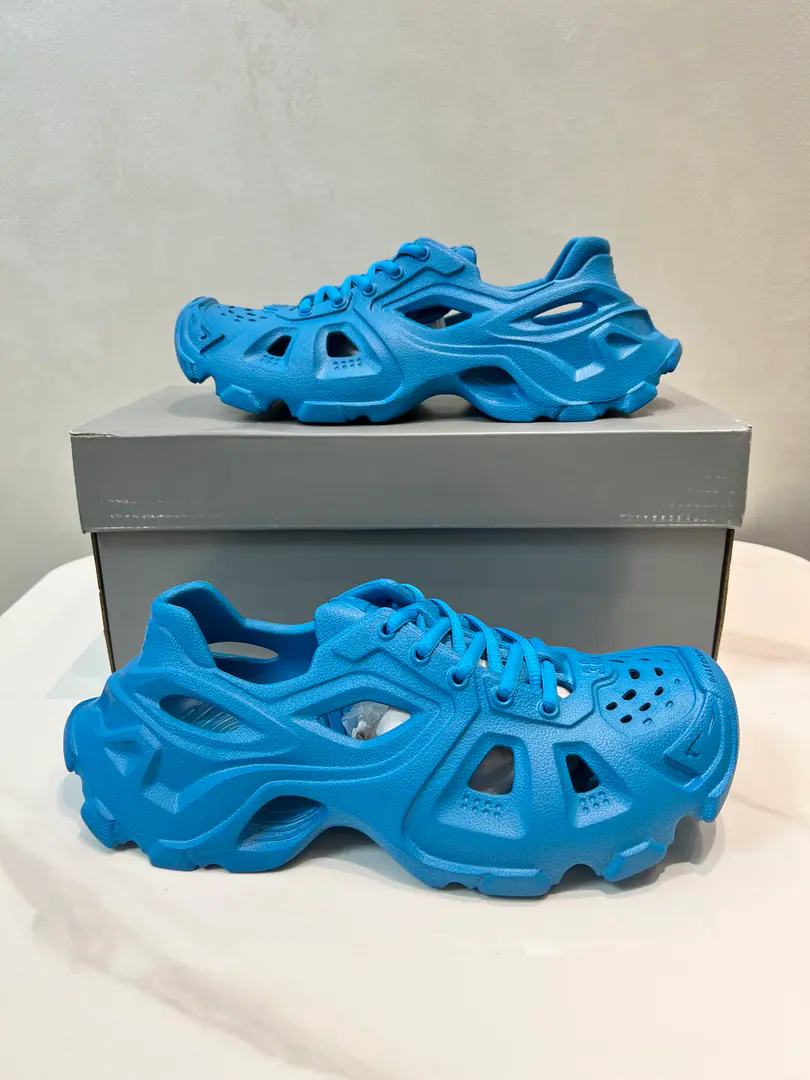 The day before the day.！（Paris's new sandals.） Information: New paragraphBALENCIAGA Parisian.-The sandals are made of one-size-fits-all mills., Heat pressure, Details of precision grouping, Show the designer. Demna Sports shoes., With a pair.「The retro-shoes.」Passing the regenesis., Backboard, The shoe head., And it's shown. Demna Structural vision for the future The original box is 100% back to the official configuration from inside to outside. Codes: 35-46