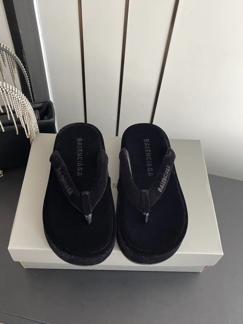 🏧𝐁𝐚𝐥𝐞𝐧𝐜𝐢𝐚𝐠𝐚/The Parisian Summer New Money. Fluid Solution Trawl BEACH REQUIREMENTS The Parisian family's latest bust. Summer slippers., It's a lot of skinny money., A slipper with a big face., Any match is perfect.！The lazy slippers are worth commending. Shoe.: Fly Codes: 35-42（40 41 42Do it.）