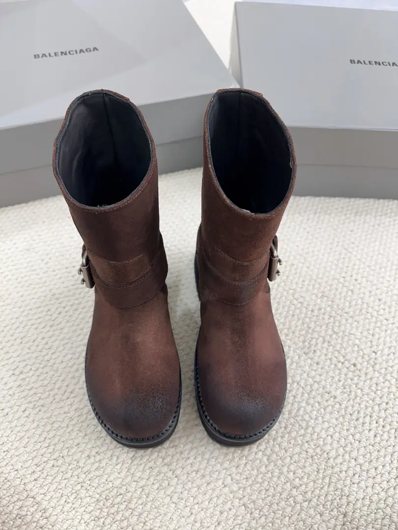 BALENCIAGA*2026Autumn and winter boots for Martin., Who can refuse to get such cool Martin boots?, I want to be the coolest guy on the street.girl- Yeah?？A pair of Martin boots will help you out., It's a classic. It's a fashion thing., The point is...citywalkNot a day too long.💯The high-wild-lighted version of the cow counter-feather./Cow-coat., In the sheep's skin., Puppets are sliding down the bottom., Codes: 35-39#（40#But we can't order it back.）