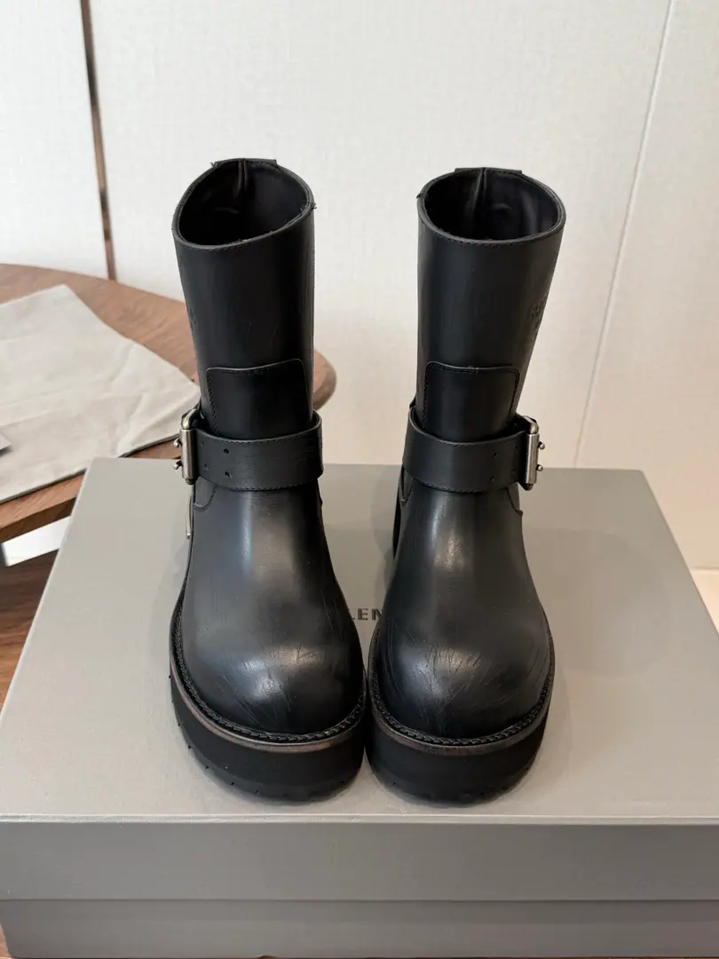（You can choose a small size for a thin foot.） BalenciagaParisian.26FWXin. Battle boots. Poison boots. ～ Dark engine wind.！- The fashion pontificate.！The Godpiece that's needed to blow up the air-block.！ The poison is designed to be extremely recognizable., A sharp line with a metal button., Every detail is clear.Balenciaga- The forward guard., Breaking the Convention, Every step of the way.. Leather is very good., It's light and luxury., The details are very well-known.！ Fabulous.: High-shine ointmented cow skin./Old skins. Uchi.: In the cow's skin. Otsumi!: The skin is a big one. Codes: 35-41（40, 41Customized for women）