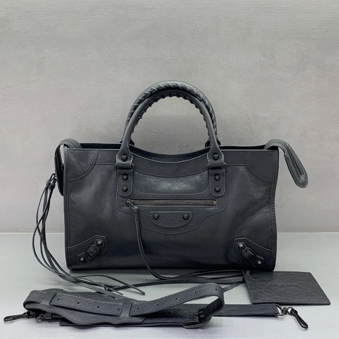 ⚠️2026Update Upgrade⚠️【Medium-sized dark gray copper button.】𝗕𝗔𝗟𝗘𝗡𝗖𝗜𝗔𝗚*𝗟𝗘 𝗖𝗜𝗧𝗬‼️The most symbolic bag.Le CitySeries✴️The package is back strong. Rehearsal👜The shoulder belt is better designed for slashing.～The minor details make the whole body more light.🌬️Fashion touch is available. Paragraph: 0840211180 Dimensions: 38-15-24cm