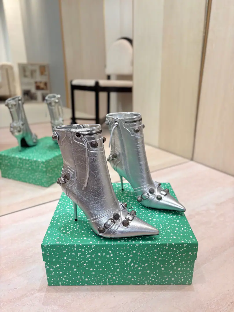Price: BalenciagaParisian. Cagole High boots. The multi-coloured heavy-worker nails point their heads over their knees.✨ A lot of bright matching colors., High-level eye-sucking of bright skin. Metal nails make cool, personality., Slight and long legs. Salt is sweet enough to fit in with all kinds of clothes., You're so hot, you're so hot. The fall and winter suit just needs it., It's easy to unlock the back rate.🖤 Shoe.: Imported cattle skin Uchi.: Bullskins. Otsumi!: Italian skin. He's tall.: 9.5cm Codes: 35-39（34.40.41.42 I'll make sure I don't change it.） Data36HQ high15.5cm Every code difference+0.5, Perimeter25cmThe wideest position per code difference+0.5