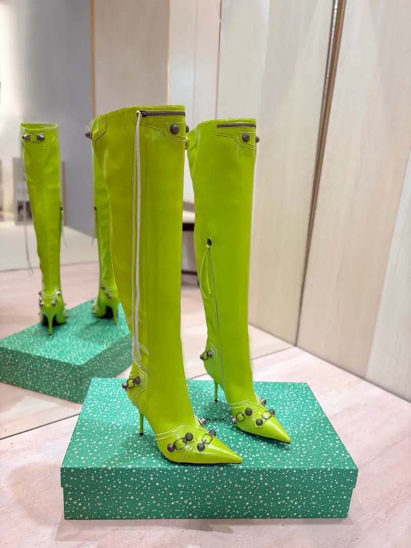 Price: BalenciagaParisian. Cagole High boots. The multi-coloured heavy-worker nails point their heads over their knees.✨ A lot of bright matching colors., High-level eye-sucking of bright skin. Metal nails make cool, personality., Slight and long legs. Salt is sweet enough to fit in with all kinds of clothes., You're so hot, you're so hot. The fall and winter suit just needs it., It's easy to unlock the back rate.🖤 Shoe.: Imported cattle skin Uchi.: Bullskins. Otsumi!: Italian skin. He's tall.: 9.5cm Codes: 35-39（34.40.41.42 I'll make sure I don't change it.） Data36HQ high54.5cm Every code difference+0.5, Perimeter36cmThe wideest position per code difference+0.7 Spill Ribration45cmEvery code difference+0.7