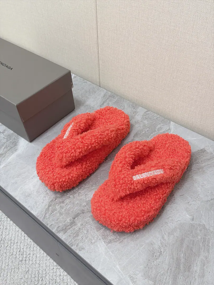 BalenciagaThe latest Parisian couple, Teddy Feathers. A superstar, red grass. All Teddy's furry cover. The whole shoe is made of curly lambs. Tow the traditional characters completely fuzzy. It's a real negative. ♪ The autumn and winter are full of ♪ The toe position is also a fuzzy package. Reduction of the grinding problem White brand letter on shoe strips with full recognition. Colour selection rich Base colour low-key routine High-saturated color is a good match for the light., Hot wind., The leisure street winds can handle the original model rubber against the bottom of the slide.Size: Women35-40 Men39-45