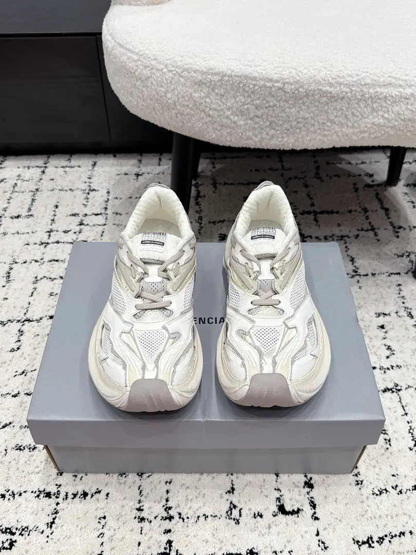 #Couple money. Parisian.Balenciaga 26/ Spring and summer's latest father's shoes. Sports shoes Using iconic deconstructivator designs Undefined Cut Out-of-the-sew and top-of-the-line mesh structures It's a great future.“The wind is broken.”Model Information label on the outside of the shoe tongue The back heel has all the marks.JetThe series has achieved light quantitative innovation I took care of my old shoe weight., I'm not sure I can't handle it. The upper foot's a great deal more comfortable. I can do my daily commutes and even exercise.holdStay. These shoes are getting more effective., With straight jeans., You can easily create a street coolness with your sweatshirts or your gym pants. ✔️Fabulous.: Bullskins./Airnets. ✔️Uchi.: Original custom fabric ✔️Otsumi!: Original version to open ✔️Size: 35-46（Women40 Men45 46Do it.）