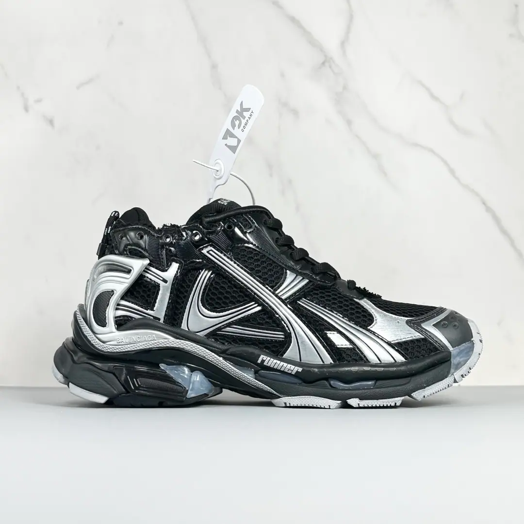【OKScan Version】Pure version 7.5Hey, Moo! Information: New paragraphBALENCIAGA Parisian.-Runner, It's by the overcoat., Old, We'll have to sew it in detail., Show the designer. Demna Sports shoes., With a pair.「Old shoes.」Passing the regenesis., Backboard, The shoe head., And it's shown. Demna Structural vision for the future The original box is 100% back to the official configuration from inside to outside. Top level for crushing all versions of code: 35 36 37 38 39 40 41 42 43 44 45 46
