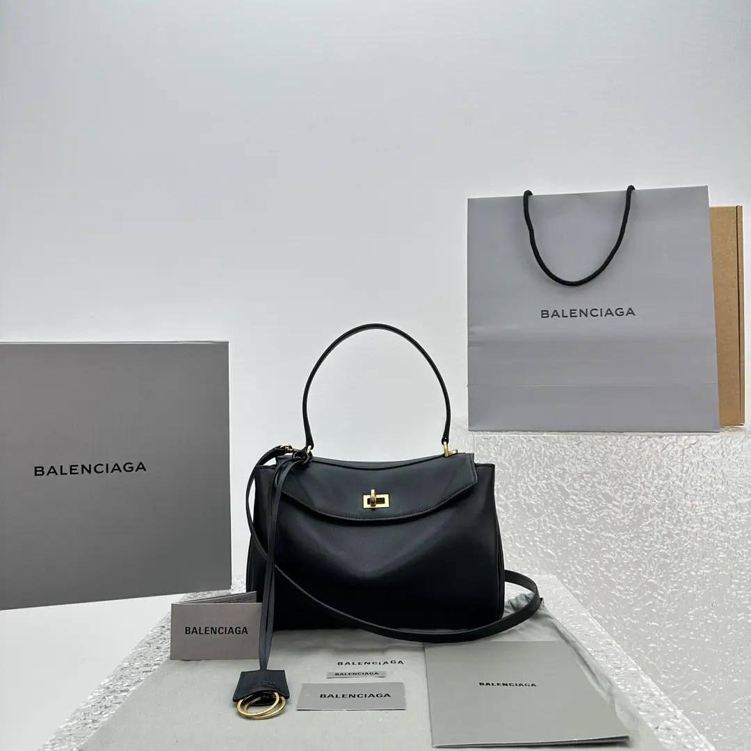 【The little black gold.】 𝐁𝐀𝐋𝐄𝐍𝐂𝐈𝐀𝐆𝐀 𝐑𝐎𝐃𝐄𝐎 𝐁𝐀𝐆 A series of bags.👜 The new money can be said to be the top., Some of them are monotheistic., Recreate a new style., The laziness of the fascination is not against the Parisian family., I'm not getting any taste., The leather looks super-quality., Black-modern stylish and fashionable., Three dimensions. - Yes, sir., Different sizes, Values and usages coexist with process, You can fit in with your hands around.～The color value goes straight out. Paragraph: 92866 Size of the trumpet: Bottom29xHigh20xKuan10cm C1688118 Medium Size: Bottom35xHigh23xKuan11cm C1688148 Large size: Bottom40xHigh30xKuan13cm C1688168