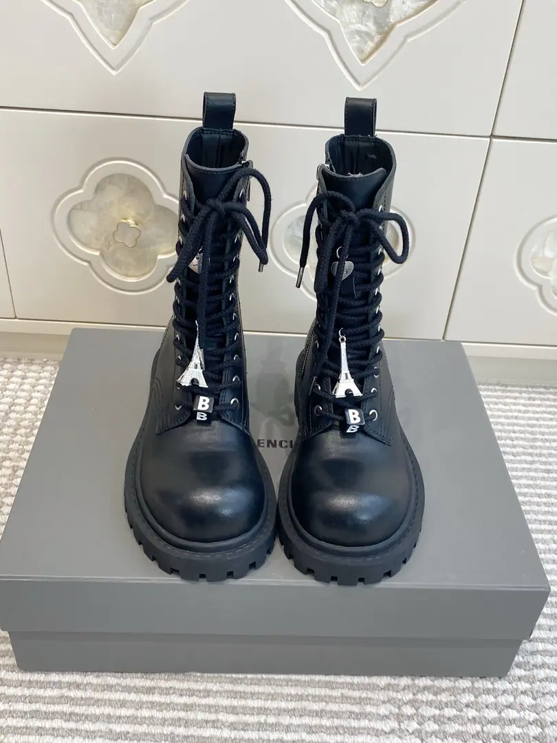 Batch 🐳BalenciagaParisian.·The old man's big, thick, fat, martin boots.｜Sweet Autumn King. Old cow skins from the ancient times., ♪ Round-headed shoes ♪, The upper foot is thin and the upper foot is not lean. Coarse leash.+BLetter lock, A metal locket with a tower., The mood detail is full. Side zipper inside., No need to untie your shoes., It's a great job to wear it. Slurping teeth against the thick bottom., # Sneak up #, You're not tired of walking. size: 35-39（40.41Do it.）
