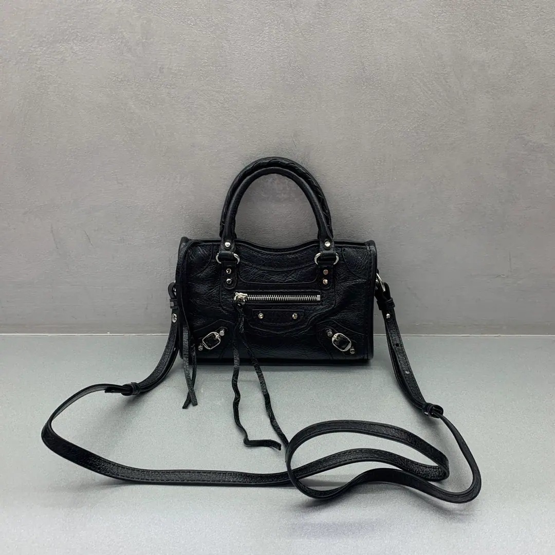 🖤🖤【nano】Black engine bag. Mini-car bags., The more the stylish bag gets, the smaller it gets. BA long-standing classic of a motorcycle., The essence of Paris is that of the true virtue of the word of the word and freedom.. The original plant has a skin display., Handmade light-level skins., Showing strong confidence and energy., It's so modern and modern.. size: 18*6*12cm
