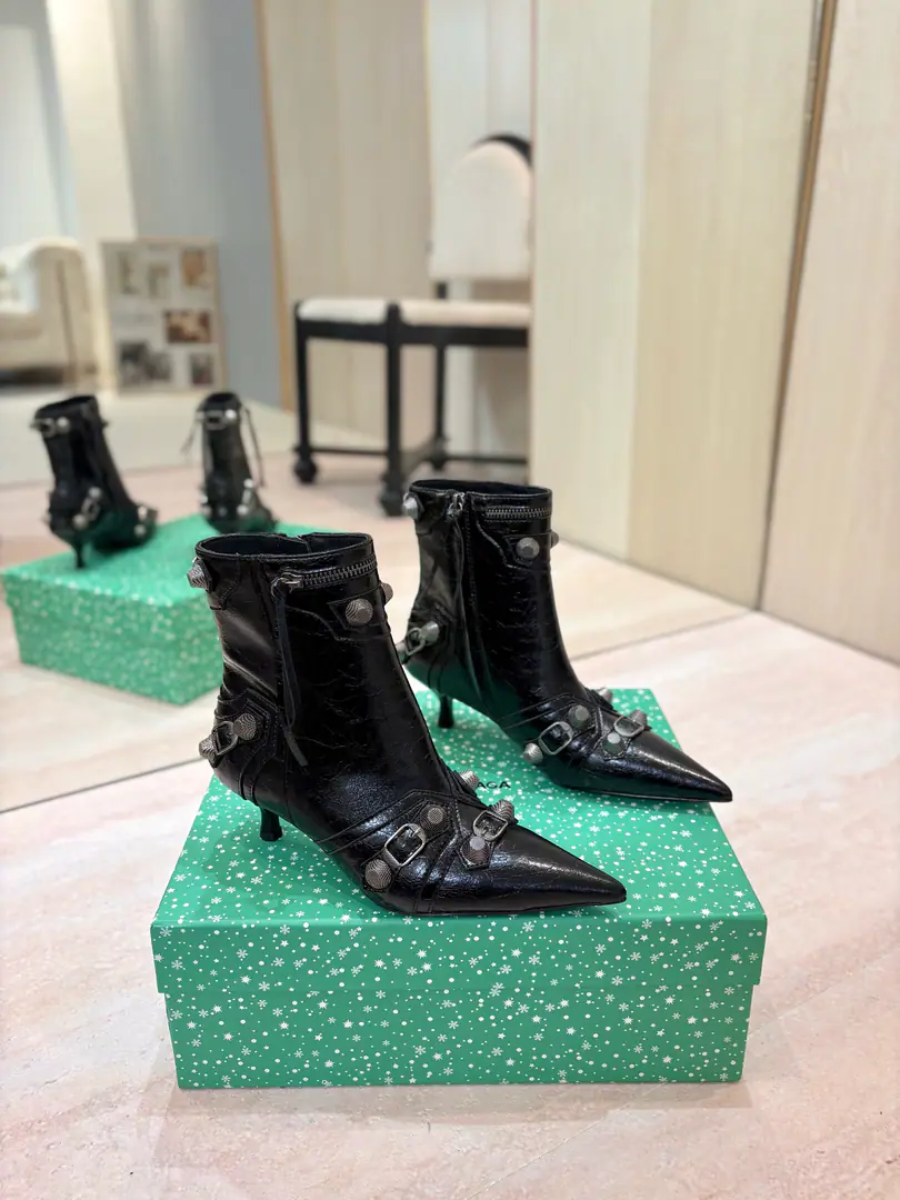 Price: BalenciagaParisian. Cagole High boots. The multi-coloured heavy-worker nails point their heads over their knees.✨ A lot of bright matching colors., High-level eye-sucking of bright skin. Metal nails make cool, personality., Slight and long legs. Salt is sweet enough to fit in with all kinds of clothes., You're so hot, you're so hot. The fall and winter suit just needs it., It's easy to unlock the back rate.🖤 Shoe.: Imported cattle skin Uchi.: Bullskins. Otsumi!: Italian skin. He's tall.: 5cm Codes: 35-39（34.40.41.42 I'll make sure I don't change it.） Data36HQ high15.5cm Every code difference+0.5, Perimeter25cmThe wideest position per code difference+0.5