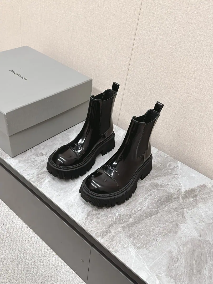 BALENCIAGAThe Paris family's classic Martin boots in autumn and winter. HundredsinsThe blogger's network is recommended. The classics never pass. A big-sized bike with a big-ass coronary., BEvery time a family is new, even in a similar style., You know, design styles always catch people's eyes.👀You can always use a second to kill a public fund., The upper foot is cozy and the zipper is very convenient., Shoe.: Customize the pear., Soft and delicate., Uchi., Foot.: Import water to wash the whole corned cow skin. Original version to open size: 35-40