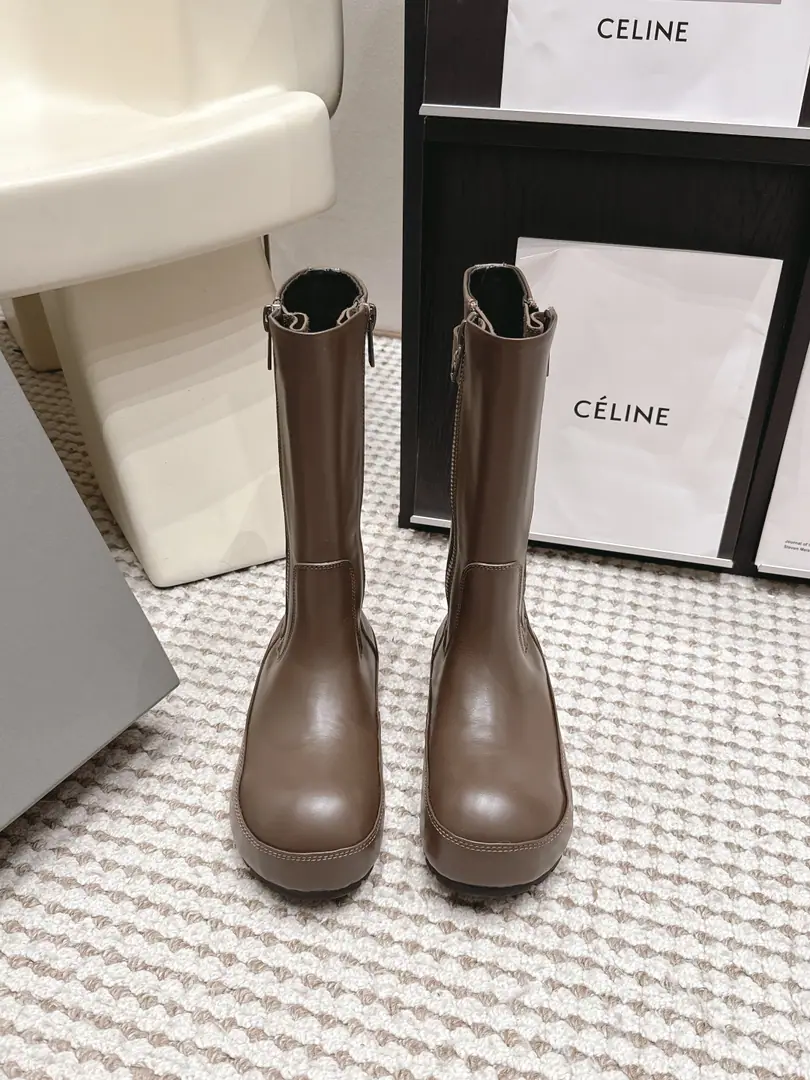 Requisition level Balenciag*•26/Autumn and winter money. Top-level requisition version Dark and cool-looking knights' boots. These boots are really perfect.！Marked double-button design, The metal is delicate and qualitative., Not just decoration., And with a few more cool things.. The moment of the foot., I knew it would be my heart.. The thick base design is the stretching line., "and suddenly I felt the sight of my legs.". And don't look at it as if it's exaggerating., And it was a perfect match.. Black boots., It's so invincible., Skin is delicate and bright., I'll take it from the bottom of my hand., A full sense of excellence.. Put it on.！You're the master of fashion.！！ Material: Bullskins. Uchi.: Bulls. Otsumi!: Rubber Bottom Shoes.: 35-39/40 41Custom without re-offer