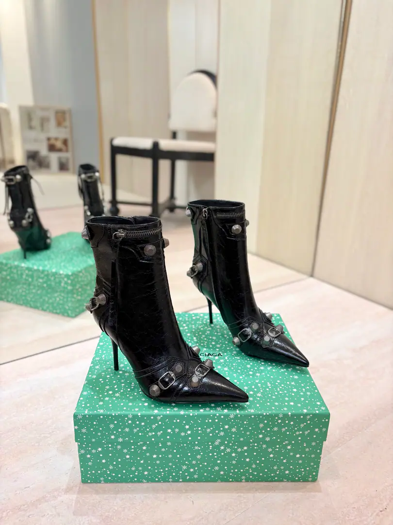Price: BalenciagaParisian. Cagole High boots. The multi-coloured heavy-worker nails point their heads over their knees.✨ A lot of bright matching colors., High-level eye-sucking of bright skin. Metal nails make cool, personality., Slight and long legs. Salt is sweet enough to fit in with all kinds of clothes., You're so hot, you're so hot. The fall and winter suit just needs it., It's easy to unlock the back rate.🖤 Shoe.: Imported cattle skin Uchi.: Bullskins. Otsumi!: Italian skin. He's tall.: 9.5cm Codes: 35-39（34.40.41.42 I'll make sure I don't change it.） Data36HQ high15.5cm Every code difference+0.5, Perimeter25cmThe wideest position per code difference+0.5