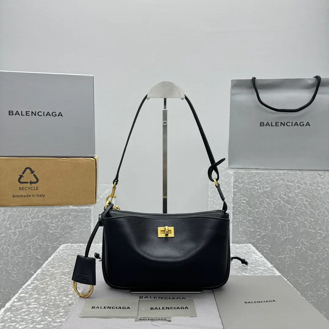 ｛Black｝ 𝐁𝐀𝐋𝐄𝐍𝐂𝐈𝐀𝐆𝐀 𝐑𝐎𝐃𝐄𝐎 Single shoulder bag. It's going on. Rodeo It's a classic, like a bag., But it's a big difference., Mini-dip. The old hardware is tied to a zipper and the rings are locked., It's a good collection of the stuff.. The whole package is a simple fashion. It's so easy to carry.〰️ Paragraph: 92874 Dimensions: Long22xHigh11.9xKuan12.7cm C168888