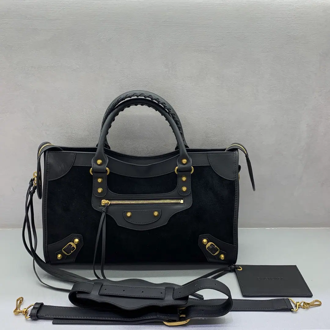 🖤New paragraph【Medium-mixed sand black-striped bull skin.】𝐁𝐀𝐋𝐄𝐍𝐂𝐈𝐀𝐆➰Le City 2026New Spring and Summer New Air Car Package A plaque of old brown with a soft feel, a leather car bag., It's a classic that never goes out of time in the closet.. Old gold buttons., Signal flow of suction, It's perfect to combine the regeneum with the coolness.. The skin touch mix is a very inclusive one., Telecommuting, You can ride like a man., Capacity Online, Colour value versus utility, It's a quality bag that can carry it all the way.. Paragraph: 084021# Dimensions: Bottom 38.5x High 24x Kuan 15cm