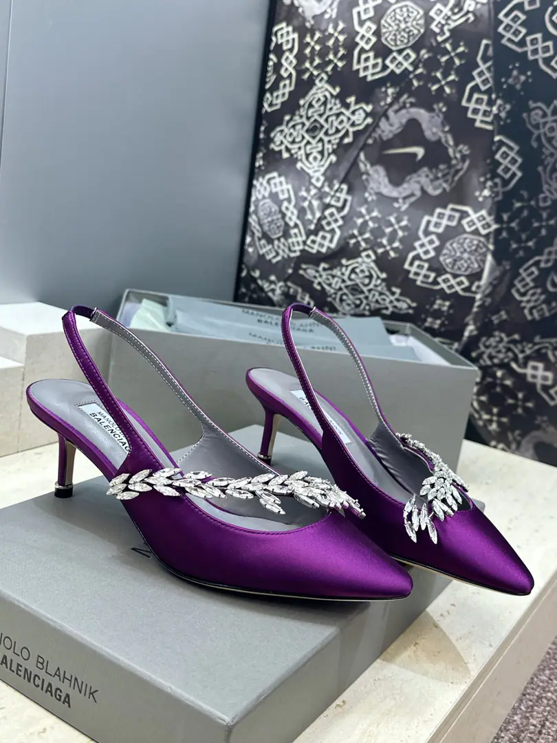 Plant prices Balenciaga Parisian.x MANOLO BLAHNlK 2026Spring and Summer, new girl shoes. MBLetterlogoThe pointy water drills the sandals behind the barber button. Material:The shoe is a silky little thing to come in.+In the skin of the sheep.+Import Australian drilling+Italy is a big-ass country. Size:34-42（34:40:41:42Custom without re-offer） He's tall.:6CM