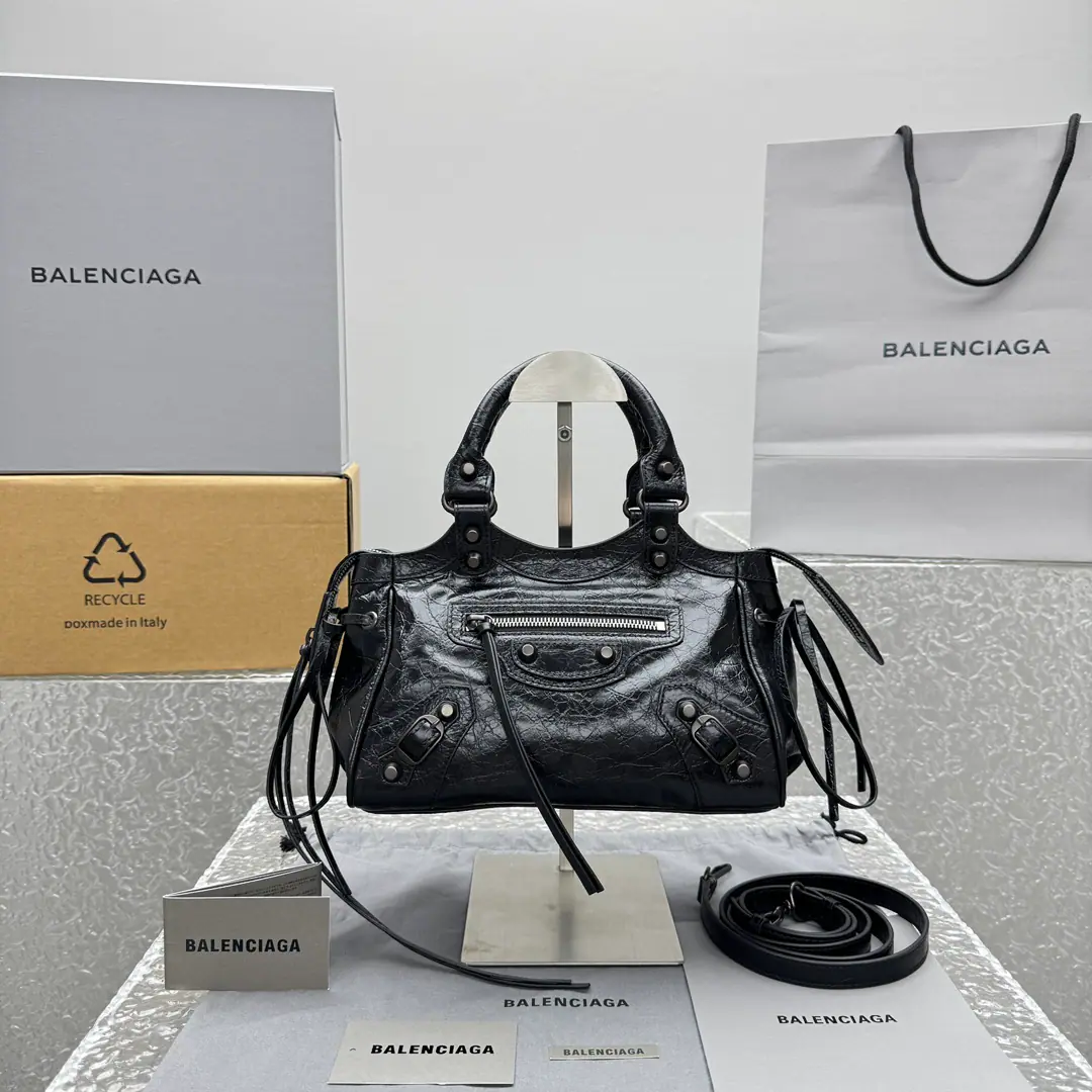 ｛Black｝ 𝐁𝐀𝐋* LE City Storico bowling bag. Newly acupuncture.“Fatty!”bowling ball., It's really a pain in the ass., The 7-martial limit is to wrap love in a bag., In the classic nails., The squirts of the gusts., Previous height, The ancients are so stylish., Handhelds and slants are all out.. No matter how you match it, it's not wrong.. Paragraph: 92543 Dimensions: Bottom 24xHigh 17xKuan11.5cm C1688108