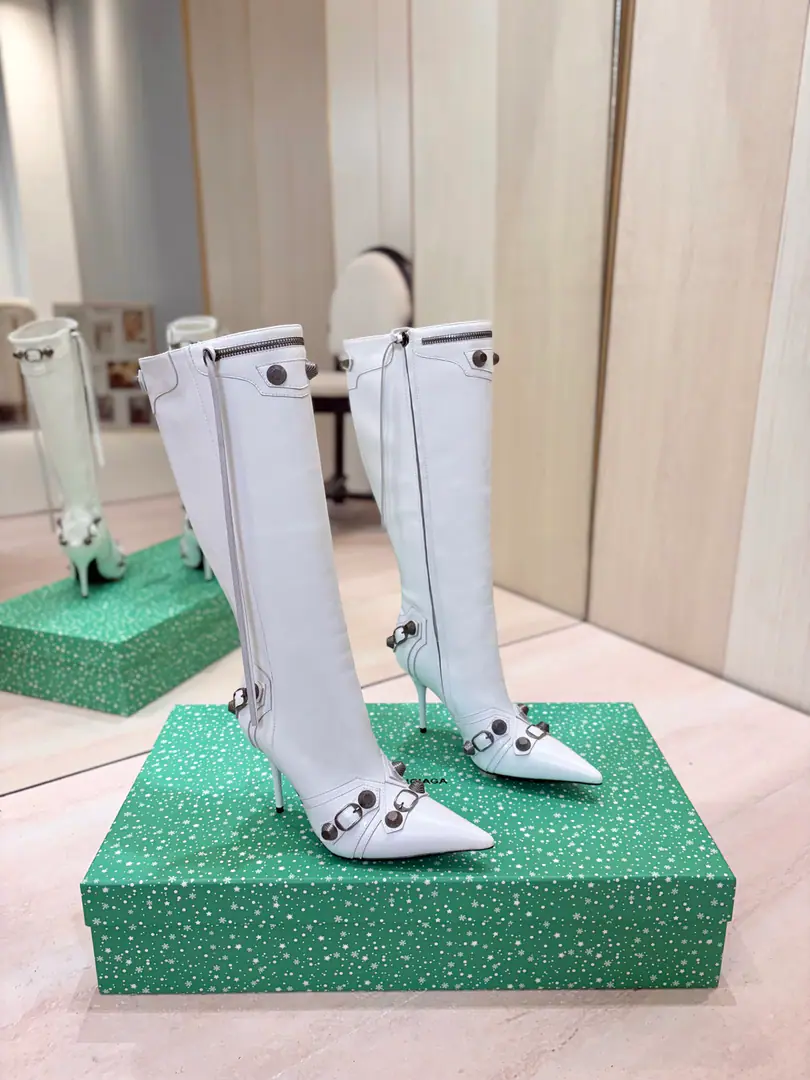 Price: BalenciagaParisian. Cagole High boots. The multi-coloured heavy-worker nails point their heads over their knees.✨ A lot of bright matching colors., High-level eye-sucking of bright skin. Metal nails make cool, personality., Slight and long legs. Salt is sweet enough to fit in with all kinds of clothes., You're so hot, you're so hot. The fall and winter suit just needs it., It's easy to unlock the back rate.🖤 Shoe.: Imported cattle skin Uchi.: Bullskins. Otsumi!: Italian skin. He's tall.: 9.5cm Codes: 35-39（34.40.41.42 I'll make sure I don't change it.） Data36HQ high36cm Every code difference+0.5, Perimeter36cmThe wideest position per code difference+0.5