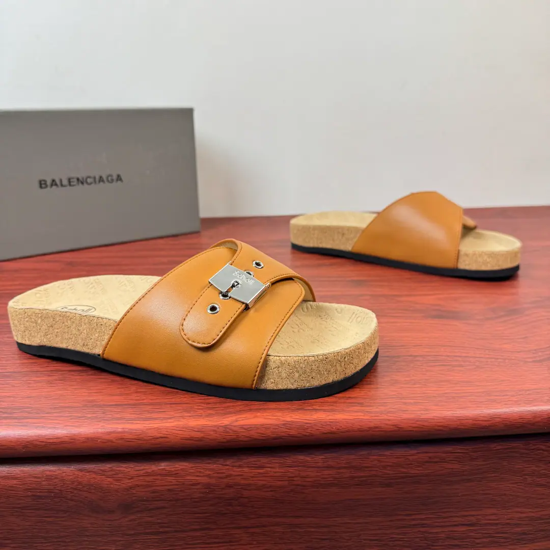 BALENCIAGA I SCHOLLMen are low-level. BALENCIAGA withSchollA co-made pair of sandals., SchollIt's called foot health and comfort., This is a cool tow and a fashionable tool., Glossy little cow leather shoes., A simple word slipper design+Metal buttons are so easy to adjust., Put it on.SchollandBalenciagaMarking. The soles of the bodywork shoe., Soft wood at the bottom, Use of grinding rubber on the outside, It's all over it.SchollandBalenciagaMarking, It's light and comfortable., I'm not tired of wearing it for a long time., Show your toes and let's get some air., Summer is perfect., ♪ For the beach ♪, I can handle it easily., It's a summer shoe cabinet. It's a 100-pack.! Size: 39-40-41-42-43-44 Standard leather shoe size.（38/45/46I'll make sure it's not changed.）