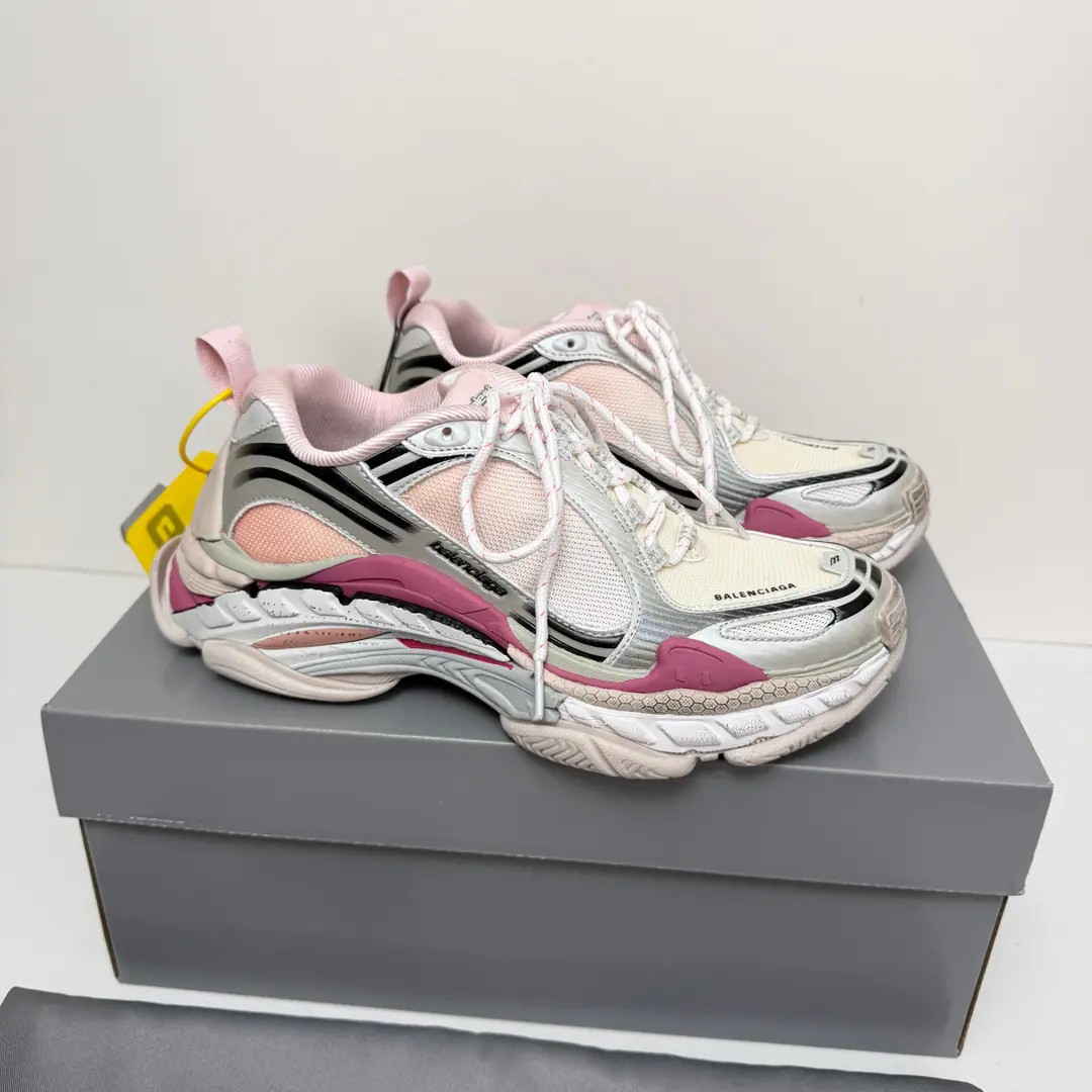 NiceVersion Balenciaga Triple S.2 GradientA unique, loose front. These shoes are old and future-sweet old-fashioned. Dirty gray gradually.+Decoder the soles of shoes, Bring yourself a high-quality one.“Industrial waste” Up your upper foot., And weld the streets to your feet. With big legs., Work pants., You wear it all you want. • Old gray., Triple SStep Expressions • Deconstruct the thick bottom, Step on the front. • Waste soil aesthetics, A pair of shoes. • It's a great sense of excellence., FromTriple S.2 In the soles of the layered shoes., It's a romantic way of deconstructing.. Put it on., The vanguard of the earthy art of waste., ♪ In every step of the day ♪. Size35-42