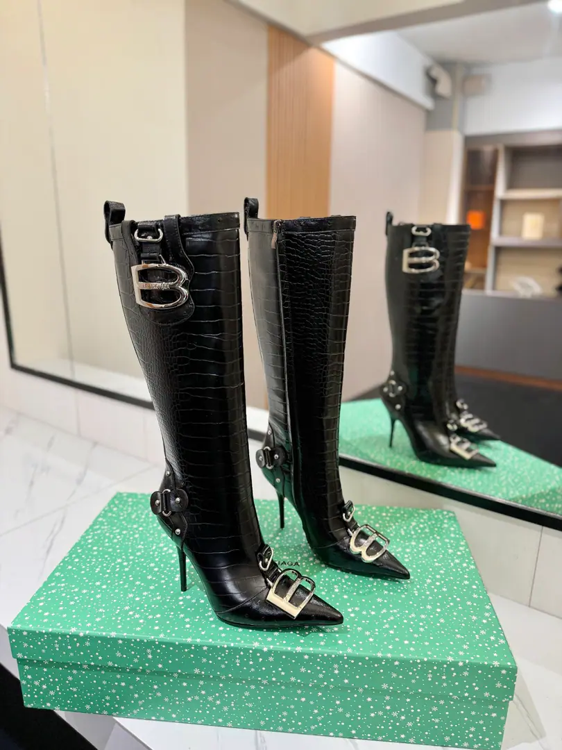Plant price: BalenciagaParisian. Cagole High boots. The multi-coloured heavyweight nails with sharp boots.✨ A lot of bright matching colors., High-level eye-sucking of bright skin. Metal nails make cool, personality., Slight and long legs. Salt is sweet enough to fit in with all kinds of clothes., You're so hot, you're so hot. The fall and winter suit just needs it., It's easy to unlock the back rate.🖤 Shoe.: Imported cattle skin Uchi.: Bullskins. Otsumi!: Italian skin. He's tall.: 10.5cm Data36HQ high35.5cm Every code difference+0.5, Perimeter36cmThe wideest position per code difference+0.7