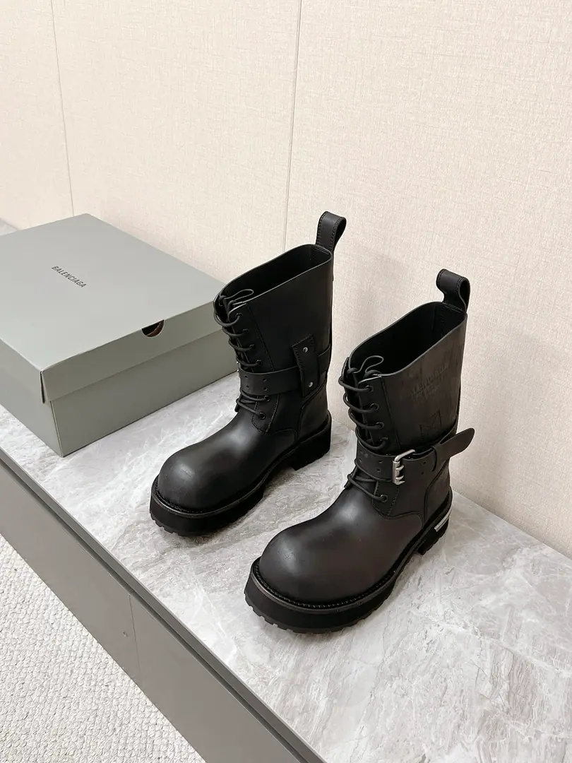 Men➕20 BalenciagaParisian.25FWXin.VenomCouples' sheets and boots with motorcycles. Please accept the high-level version. The boots are designed to be a man of the heart. Use the strapped and belt elements as a bright spot Not only can you put your boots firmly on your feet. It's easier to relax. On the details. Brand-marked old hardware is running through. The trick is to create a rejuvenated wear and tear., And it's a good way to be a man with a strong, solid, rubber-coated shoe. It's a good way to dress., It's a more comprehensive fashion and understanding.VenomHigh boots are definitely the fashion singles that we can't miss this season., It'll add a different charm to the fashion suit of the fans., ♪ Lead a new wave of style ♪ Boots height mm The skins on the shoe face are used for the old process. The inside water dyes the skin of the cow. Base Height5CM Original open-form real skins combined with large bottoms Size: 35-40Men39-45