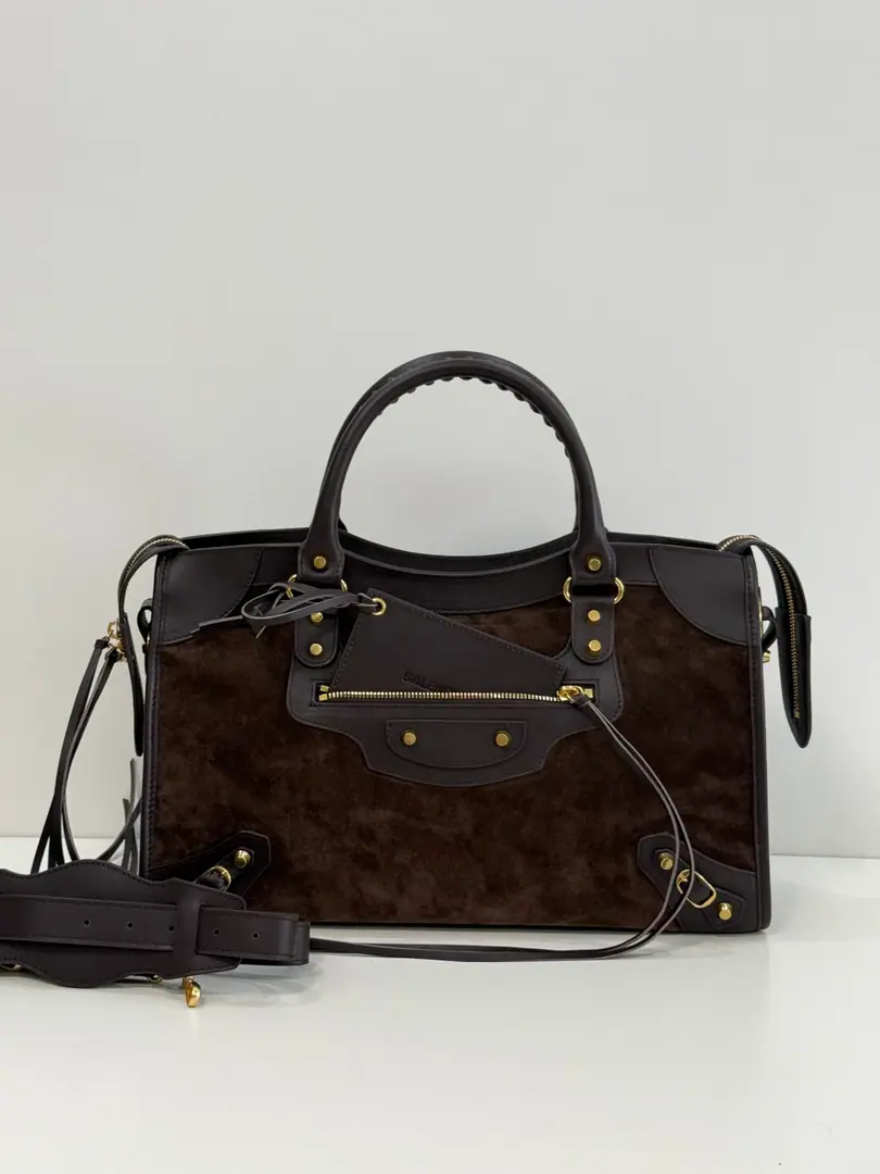 ｛Medium-middle-mixed coffee.｝ 𝐁𝐀𝐋𝐄𝐍𝐂𝐈𝐀𝐆➰Le City 26 Spring and summer, new car. A plaque of old brown with a soft feel, a leather car bag., It's a classic that never goes out of time in the closet.. Old gold buttons., Signal flow of suction, It's perfect to combine the regeneum with the coolness.. The skin touch mix is a very inclusive one., Telecommuting, You can ride like a man., Capacity Online, Colour value versus utility, It's a quality bag that can carry it all the way.. Paragraph: 260627 Dimensions: Bottom 38.5x High 24x Kuan 15cm