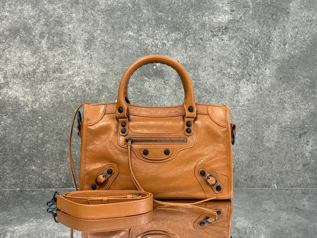 Balenciaga city S Camel/Black button Classic motorcycle. The Parisian family's most symbolic handbag.Le CitySeries✴️The series is back in strength. Rehearsal👜A little different from the classic series, the mirror and the bag were removed., The shoulder belt is better designed for slashing.～The minor details make the whole body more light.🌬️The new Macalun is especially suited to spring and summer.🌱A sweet, handsome, smooth-looking collision system. Fashion touch is available. Paragraph: 0623 M Large size: Long37 x High23.4 x Kuan15centimetres S Medium Size: Long30 x High20 x Kuan 10centimetres miniSize of the trumpet: Long23 x High15 x Kuan 10centimetres