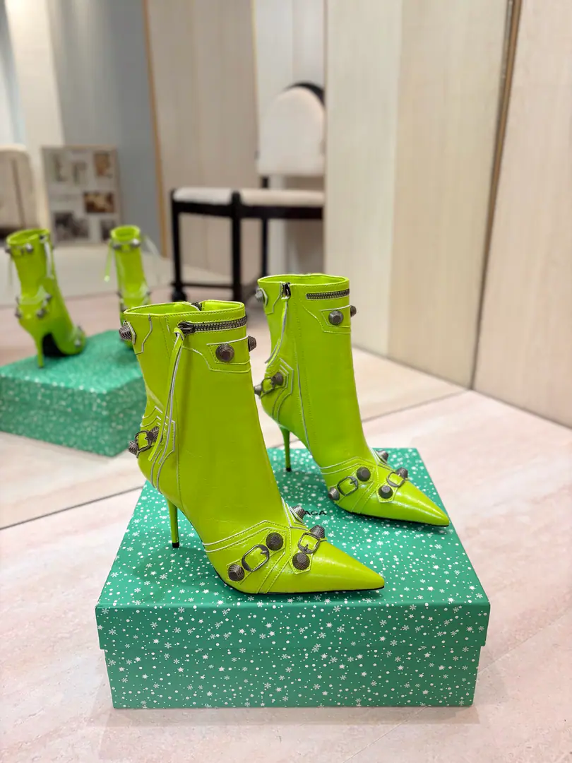 Price: BalenciagaParisian. Cagole High boots. The multi-coloured heavy-worker nails point their heads over their knees.✨ A lot of bright matching colors., High-level eye-sucking of bright skin. Metal nails make cool, personality., Slight and long legs. Salt is sweet enough to fit in with all kinds of clothes., You're so hot, you're so hot. The fall and winter suit just needs it., It's easy to unlock the back rate.🖤 Shoe.: Imported cattle skin Uchi.: Bullskins. Otsumi!: Italian skin. He's tall.: 9.5cm Codes: 35-39（34.40.41.42 I'll make sure I don't change it.） Data36HQ high15.5cm Every code difference+0.5, Perimeter25cmThe wideest position per code difference+0.5