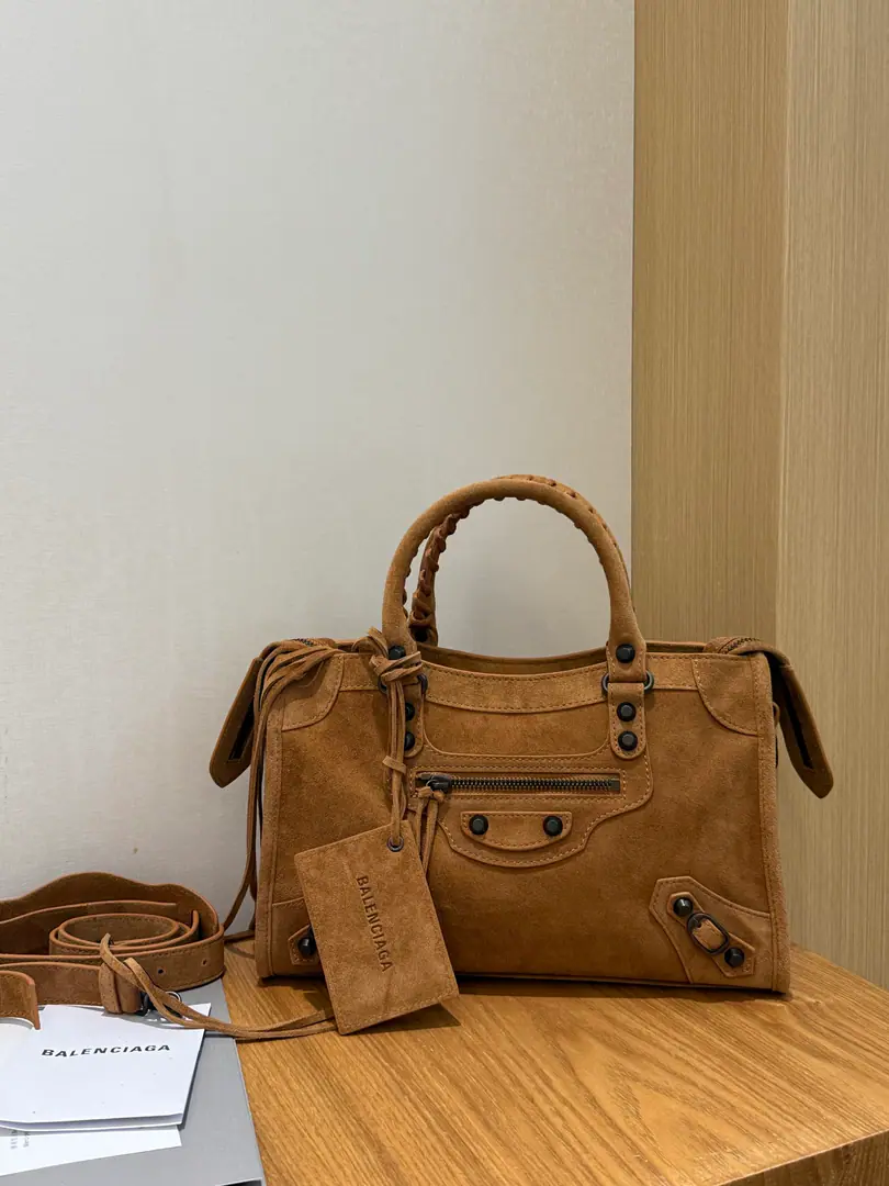 New cash30cm【With mirrors.】｛The little one is mollusc.｝ 𝐁𝐀𝐋𝐄𝐍𝐂𝐈𝐀𝐆➰Le City 26 Spring and summer, new car. A plaque of old brown with a soft feel, a leather car bag., It's a classic that never goes out of time in the closet.. Old gold buttons., Signal flow of suction, It's perfect to combine the regeneum with the coolness.. The skin touch mix is a very inclusive one., Telecommuting, You can ride like a man., Capacity Online, Colour value versus utility, It's a quality bag that can carry it all the way.. Paragraph: 3301 Dimensions: Bottom 30x High 19x Kuan 9cm