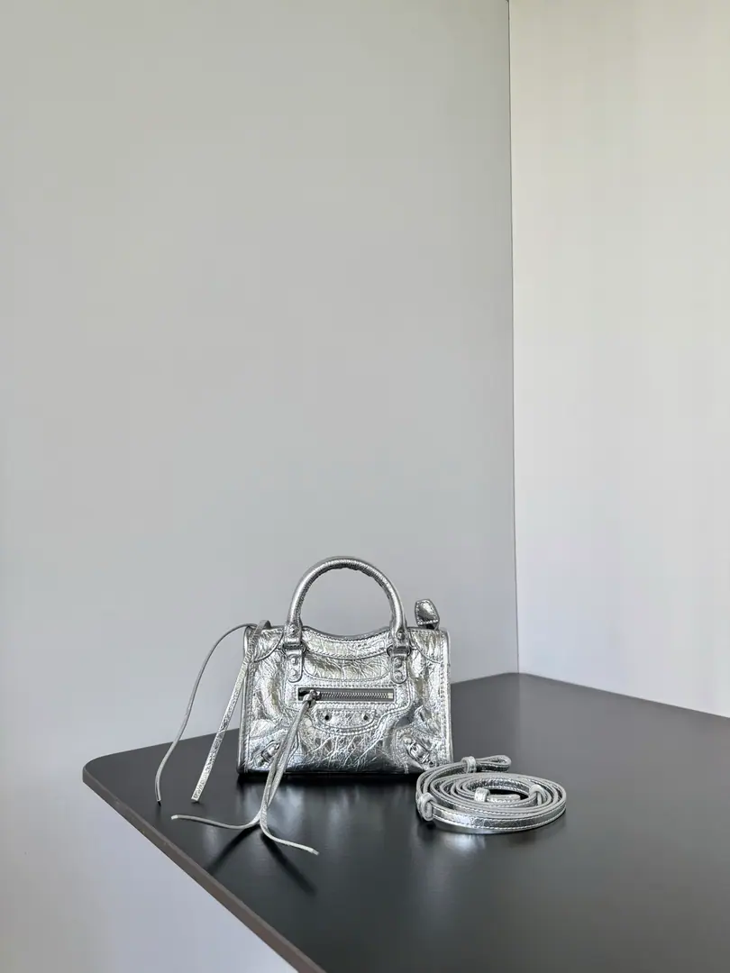 𝗕𝗔𝗟𝗘𝗡𝗖𝗜𝗔𝗚𝗔*𝗟𝗘 𝗖𝗜𝗧𝗬 The most symbolic bag.Le CitySeries✴️The series is back in strength. Rehearsal👜A little different from the classic series, the mirror and the bag were removed., The shoulder belt is better designed for slashing.～The minor details make the whole body more light.🌬️The new Macalun is especially suited to spring and summer.🌱A sweet, handsome, smooth-looking collision system. Fashion touch is available. Dimensions: Long18.5 x High12 x Kuan7centimetres 0503