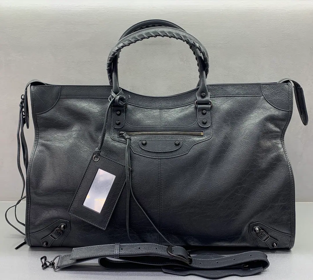 【Invincible.】2026The dark gray copper button.𝗕𝗔𝗟𝗘𝗡𝗖𝗜𝗔𝗚*𝗟𝗘 𝗖𝗜𝗧𝗬‼️ The most symbolic bag.Le CitySeries✴️2025The series is back in strength. Rehearsal👜A little different from the classic series, the mirror and the bag were removed., The shoulder belt is better designed for slashing.～The minor details make the whole body more light.🌬️Fashion touch is available. Model0840221580, Dimensions: 55-20-35cm