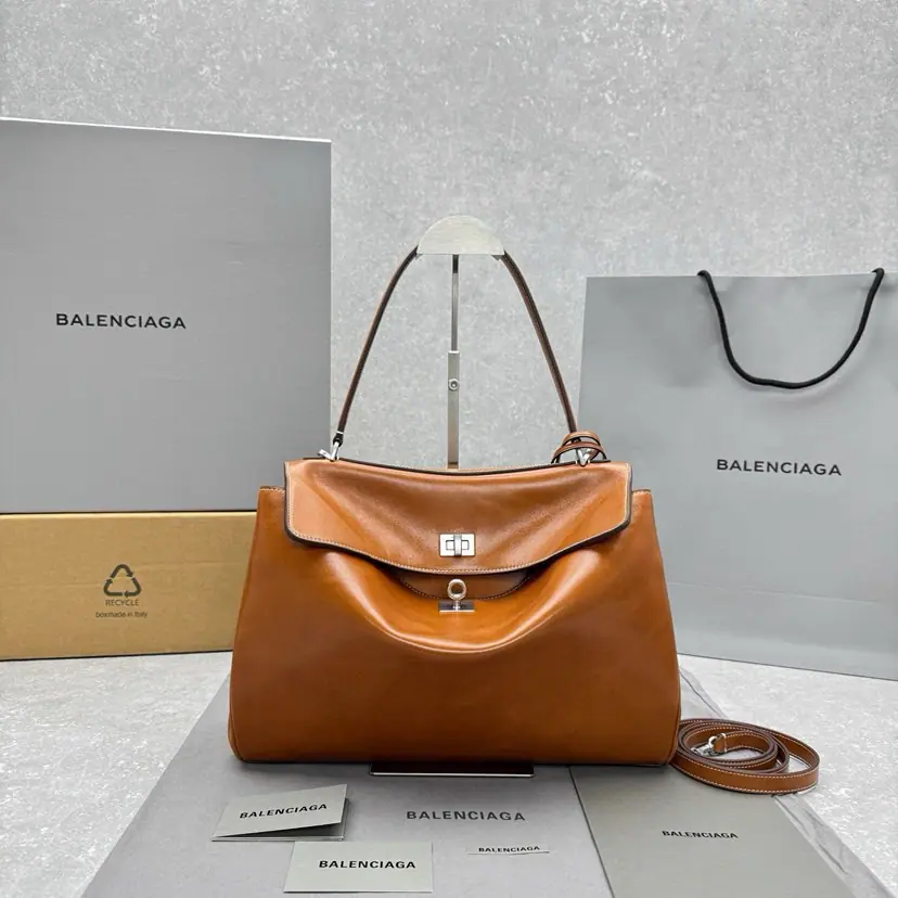｛Medium-line oil wax brown.｝ 𝘽𝙖𝙡𝙚𝙣𝙘𝙞𝙖𝙜^New paragraphRODEO, You're a fashionable man.！Brown cow leather., It's a mix of old silver metal accessories., ♪ The high-level senses are full ♪. Put it on your back., You're the fashion center of the crowd.~You can fit in with your hands around.～That's a straight line.🖤 Paragraph: 92866 Medium Size: Bottom35xHigh23xKuan11cm988148