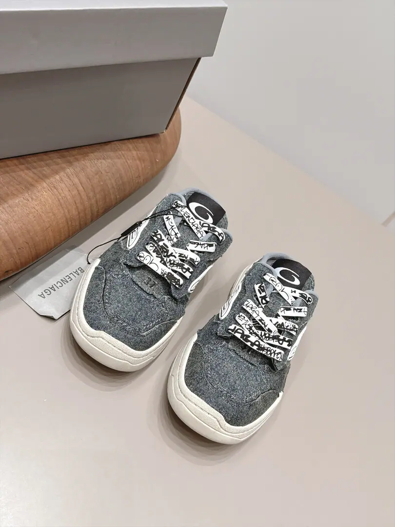 Get out of the factory.: Couples. 《Unique top version》 BalenciagaParisian.26vsSpring and Summer Sports Recreation Series…… 【A couple with a thick, half-slip shoes.】 Original procurement development, - One to one.Balenciaga 3XL Sneaker The whole shoe is taken.Balenciaga TrackandBalenciaga RunnerTwo shoe-type creative thinking. It's like a... TrackThe frame of the shoe was removed. And I'm going to inherit it. Runner♪ The flow of the shape and the Trackflat shoes.. And a pair of tied shoelaces in front of the shoe. Use as a denture…… ❶Fabulous.: Original custom water wash cowboy cloth ❷Uchi.: Original custom-made air network ❸Foot.: Original custom-made airnet infusion ❹Otsumi!: Original OpenTPUForm Bottom ❺Codes: 35-44（Women41.Men45.Custom） ❻Packaging: Original package ☀Colours:Synchronise update of the network
