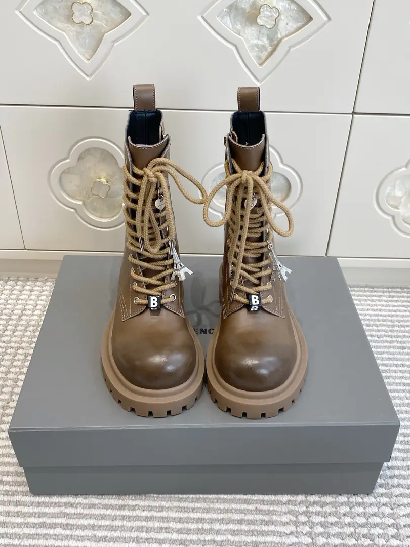 Batch 🐳BalenciagaParisian.·The old man's big, thick, fat, martin boots.｜Sweet Autumn King. Old cow skins from the ancient times., ♪ Round-headed shoes ♪, The upper foot is thin and the upper foot is not lean. Coarse leash.+BLetter lock, A metal locket with a tower., The mood detail is full. Side zipper inside., No need to untie your shoes., It's a great job to wear it. Slurping teeth against the thick bottom., # Sneak up #, You're not tired of walking. size: 35-39（40.41Do it.）