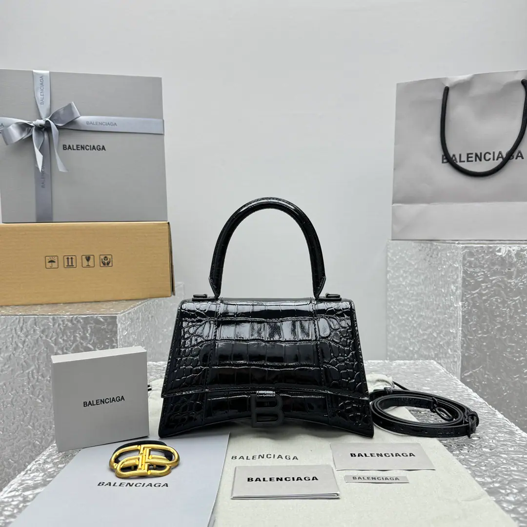 【The crocodile black.】 BalenciagαWe're gonna have a big season.HourglassThe leak bag. Unique iconic arc shape with extreme recognition, It's so cool to be looking at.！Slippery smooth surface., The appearance is a half-month pattern., A metal.BZip, The skin of the cow is very touching and very well-spoken.！The babies keep buying.！！🖤🖤🖤 Paragraph: 92940Crocodile tattoos. Small: 19x8x21cmC168878 Big number.: 23x10x24cmC168888