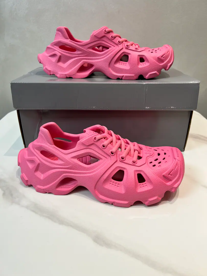 The day before the day.！（Paris's new sandals.） Information: New paragraphBALENCIAGA Parisian.-The sandals are made of one-size-fits-all mills., Heat pressure, Details of precision grouping, Show the designer. Demna Sports shoes., With a pair.「The retro-shoes.」Passing the regenesis., Backboard, The shoe head., And it's shown. Demna Structural vision for the future The original box is 100% back to the official configuration from inside to outside. Codes: 35-40