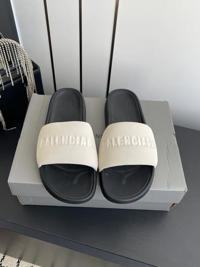 🏧𝐁𝐚𝐥𝐞𝐧𝐜𝐢𝐚𝐠𝐚/The Parisian family's new flat sand sand sand slippers for the summer.～ It's a good time.！ - Oh, my God. Star Redgirl Big love money. The lulls are soft. A soft summer allowance for your skin. The fashion is not over-optimal. ✔Fabulous.: Imported waterproof sands are scheduled in the original version ✔Shoes under the sole.: Original natural rubber smooth-for-brand grinding ground ✔Codes: 36-42 [40.41.42Make a reservation.] ✔Packaging: The newest package in the back cabinet.