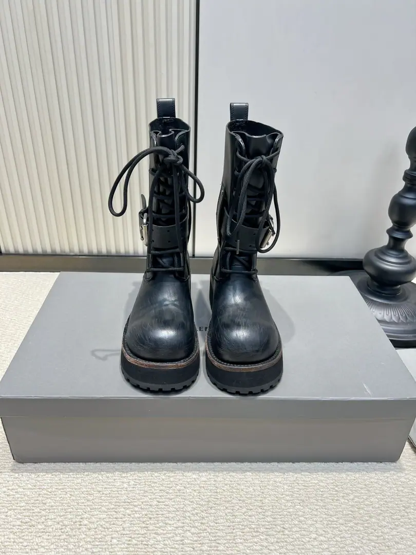 Men➕30 G Balenciaga The Parisian had a belt-buttoned motorcycle boots.26ss Hard core wind.｜The Paris family has boots with bikers. ♪ To be dumb as old-headed cow hide ♪, It's a self-retrovertion., - It's a good tone.. Front cross belt.+Side belt button double design, Full functional element, It's a very good recognition.. The round shoes are very inclusive., No toes.. Straight boots modifier for the calve line.. Thickening serrated rubber thick., Moderate increase, The rough and the design is smooth and comfortable.. Fit to leather., Work pants., Short skirt., Punk hottie., The American street is the best. ▪Shoe.: Head-decked cow skin. ▪Foot.: That's a very soft cushion. ▪Otsumi!: Rubber Bottom ▪Codes: 35-45