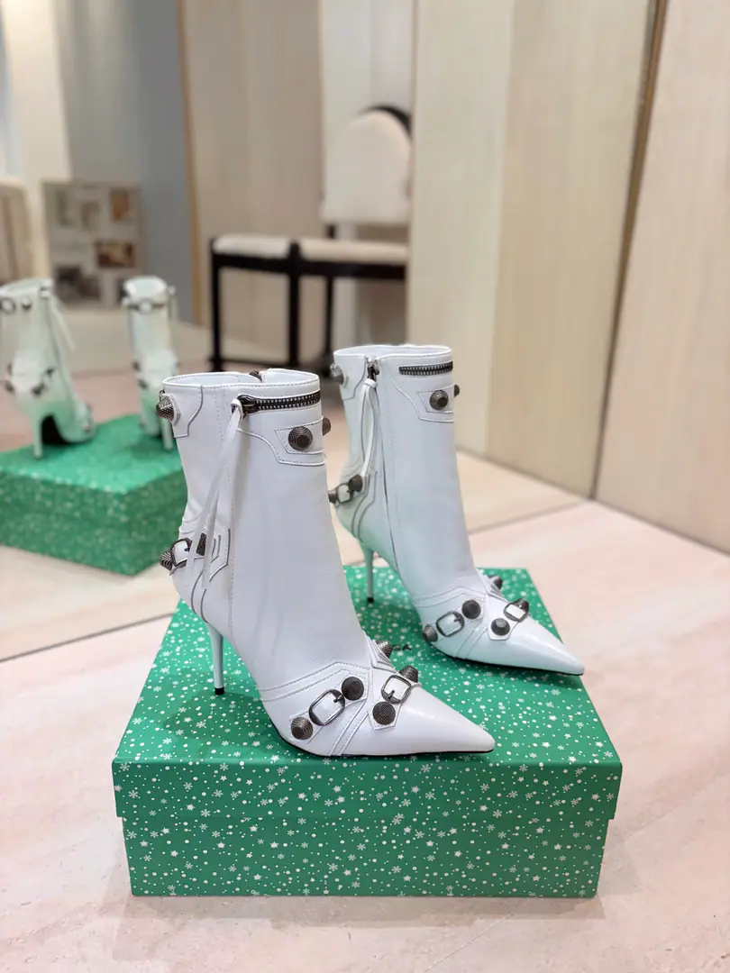 Price: BalenciagaParisian. Cagole High boots. The multi-coloured heavy-worker nails point their heads over their knees.✨ A lot of bright matching colors., High-level eye-sucking of bright skin. Metal nails make cool, personality., Slight and long legs. Salt is sweet enough to fit in with all kinds of clothes., You're so hot, you're so hot. The fall and winter suit just needs it., It's easy to unlock the back rate.🖤 Shoe.: Imported cattle skin Uchi.: Bullskins. Otsumi!: Italian skin. He's tall.: 9.5cm Codes: 35-39（34.40.41.42 I'll make sure I don't change it.） Data36HQ high15.5cm Every code difference+0.5, Perimeter25cmThe wideest position per code difference+0.5