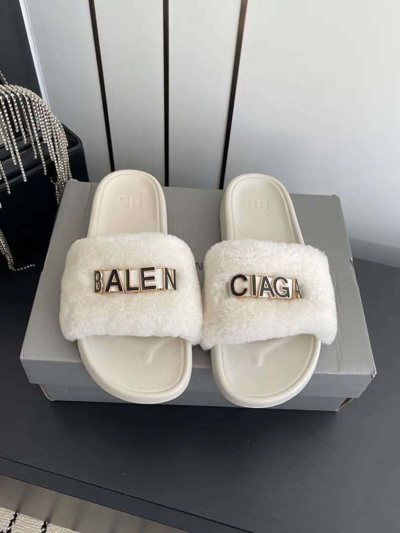 🏧𝐁𝐚𝐥𝐞𝐧𝐜𝐢𝐚𝐠𝐚/Parisian. Summer sandal slippers.～ It's a good time.！ - Oh, my God. Star Redgirl Big love money. The lulls are soft. A soft summer allowance for your skin. The fashion is not over-optimal.. ✔Fabulous.: Original-edited wool imports ✔Shoes under the sole.: Original natural rubber smooth-for-brand grinding ground ✔Codes: 36-42 [40.41.42Make a reservation.] ✔Packaging: The newest package in the back cabinet.
