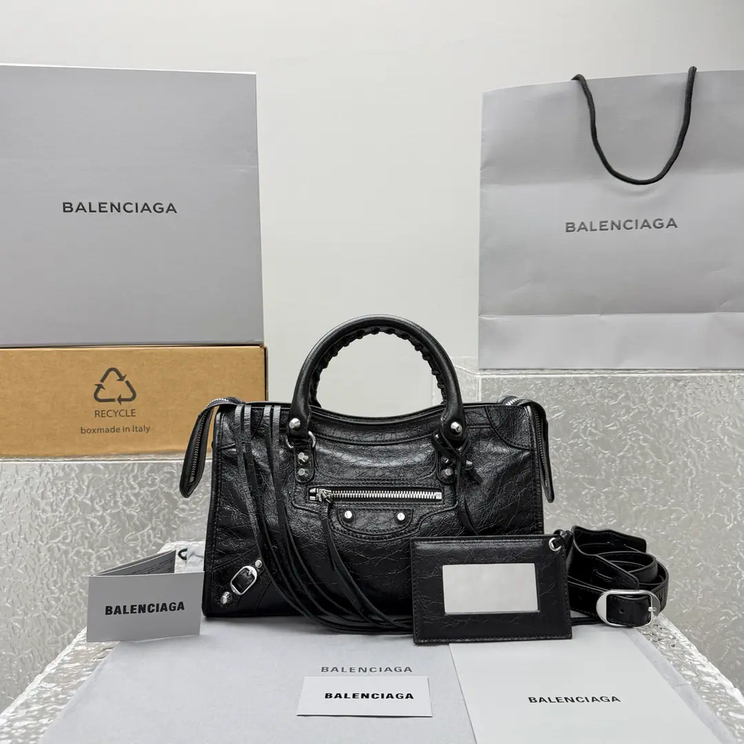 ｛The little one is black./Silver button.｝ 𝐁𝐀𝐋𝐄𝐍𝐂𝐈𝐀𝐆➰Le City 26 Spring and summer, new car. A self-smoking oily-skinned car bag., It's a classic that never goes out of time in the closet.. Old gold buttons., Signal flow of suction, It's perfect to combine the regeneum with the coolness.. Soft touch mix is a very inclusive one., Telecommuting, You can ride like a man., Capacity Online, Colour value versus utility, It's a quality bag that can carry it all the way.. Paragraph: 92404 Size of the trumpet: Bottom 30x High 19x Kuan 10cm C1688118
