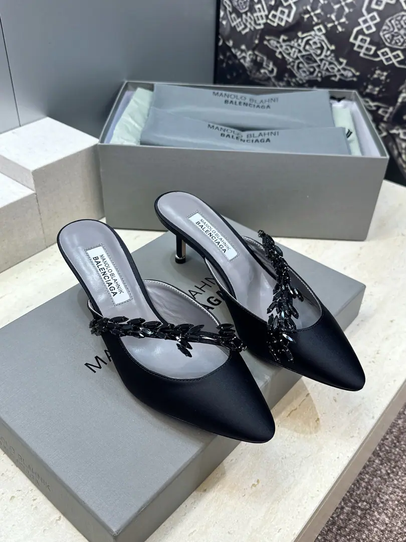 Plant prices Balenciaga Parisian.x MANOLO BLAHNlK 2026Spring and Summer, new girl shoes. MBLetterlogoPointy water drills a malt-button moller sandals. Material:The shoe is a silky little thing to come in.+In the skin of the sheep.+Import Australian drilling+Italy is a big-ass country. Size:34-42（34:40:41:42Custom without re-offer） He's tall.:6CM