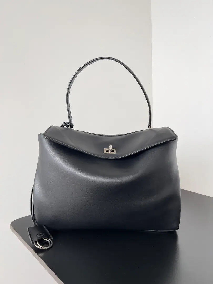 𝐁𝐚𝐥𝐞𝐧𝐜𝐢𝐚𝐠𝐚 𝐑𝐨𝐝𝐞𝐨 🖤🖤 🔥I've been through this before.Rodeo！！！Soft Big Buff, I'm so lazy on my upper body.get🤗I really like the easy and cool super-functional bag.～This one's in Los Angeles.Rodeo DriveName New Paragraph I'm surprised at the show. It's very much in line with the current lulle.◾️▪️The Parisian family still has to be the best. Dimensions: 35x23.3x10.9cm