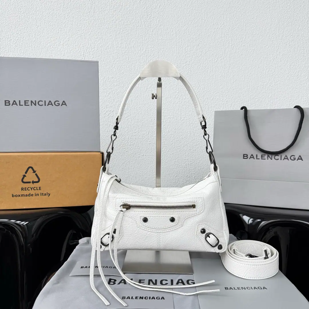 ｛Mini-fat white.｝ 𝐁𝐀𝐋𝐄𝐍𝐂𝐈𝐀𝐆➰ City Moto Slanting bag The classics never pass., But innovation leads the tide., New paragraph. Moto He's more handsome than that., The classic Lewster and Rusho., A quality wax skin., Add new packages, The whole thing is a lot of shape and score., Salt is sweet., The atmosphere is perfect.🕶The length of the straps that can be removed is slanted and slanted., A proper dent-shaped instrument to carry out the street.‼️ Paragraph: 92602 Mini-size.: Bottom 22x High 15x Kuan 9.5cm C168888