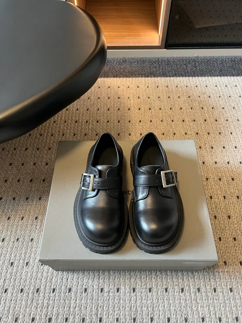 Balenciag*26ssSummer's new Deedby shoes. The cool, old-fashioned, high-level, Deed Belaf., The shoe stripes are tough and stylish., I'm gonna have to get a wide shoe. I'm gonna get a wide shoe., It's easy to wear with a nice handy foot.. I'm doing a job on the line., The whole thing's full., It's a fashionable and draconian thing., It's a treasure shoe that can be worn again and again in four seasons a year.. Shoe.: Bullskins. Uchi.: Bullskins. Otsumi!: Rubber Bottom size: 35-41Code（40, 41Code custom is not to be changed） He's tall.: 4cm