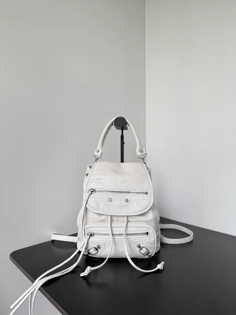 𝗕𝗔𝗟𝗘𝗡𝗖𝗜𝗔𝗚𝗔*𝗟𝗘 𝗖𝗜𝗧𝗬 LeCity Mini-sleeves.🎒Classic Return Series, It's a very good recognition.！！Old hardware., Lusu!, Wrinkles.🤍Every detail is very good.BalenciagaIt's not so stupid, so light and stylish.🆒Two-sleeve backs, one-and-sleeve, and then two-sleeve backs. It's a good day to travel., One bag is a simple fit., Don't miss anything you like.🛍️ Dimensions: Long23 x High22 x Kuan11centimetres 6338