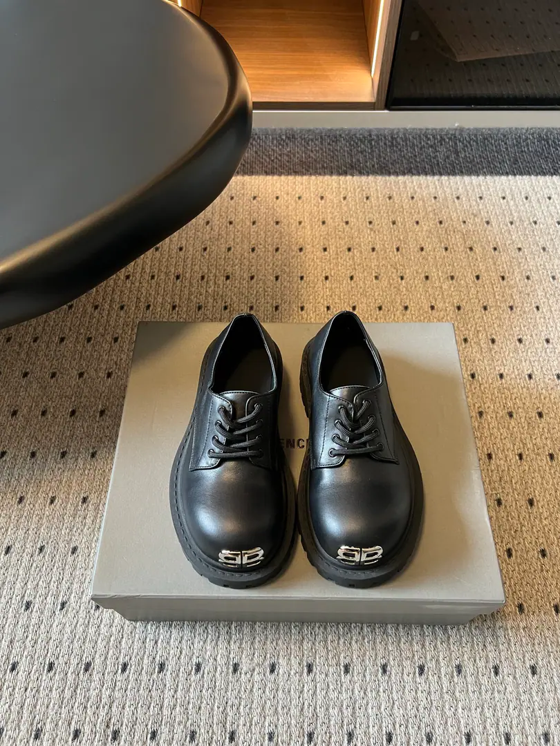 Balenciag*26ssSummer's new Deedby shoes. The cool, old-fashioned, high-level, Deed Belaf., The shoe stripes are tough and stylish., I'm gonna have to get a wide shoe. I'm gonna get a wide shoe., It's easy to wear with a nice handy foot.. I'm doing a job on the line., The whole thing's full., It's a fashionable and draconian thing., It's a treasure shoe that can be worn again and again in four seasons a year.. Shoe.: Bullskins. Uchi.: Bullskins. Otsumi!: Rubber Bottom size: 35-41Code（40, 41Code custom is not to be changed） He's tall.: 4cm